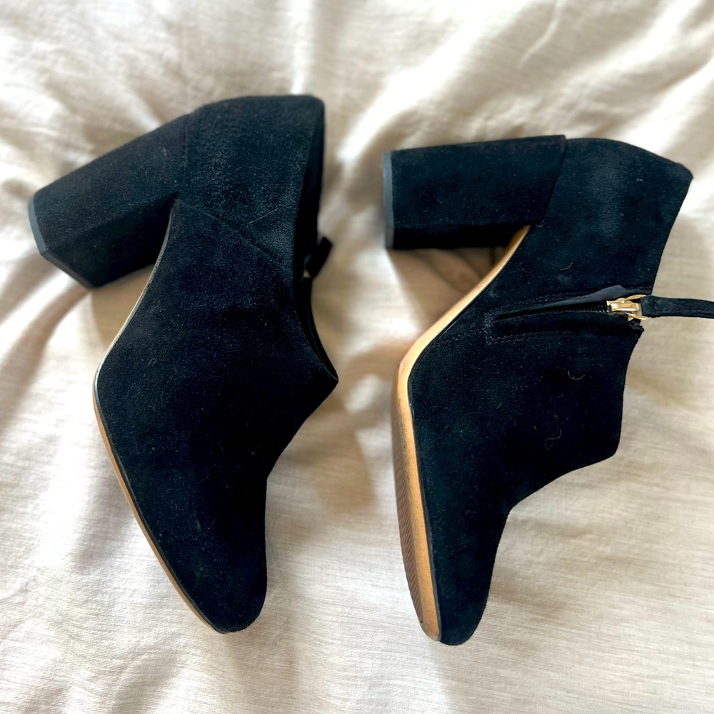 Clark’s black suede booties W7.5